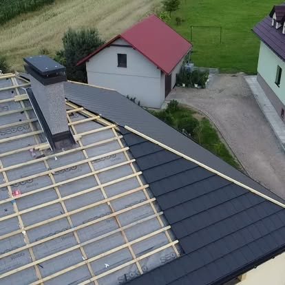 Montaż nowej dachówki — ujęcie z drona