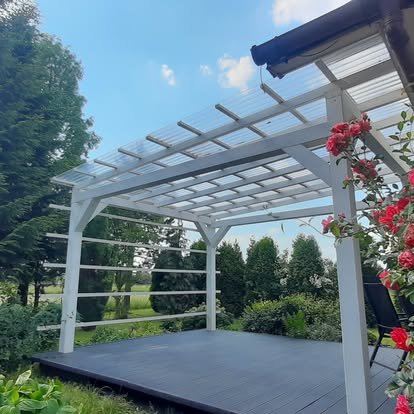 Drewniana pergola w ogrodzie